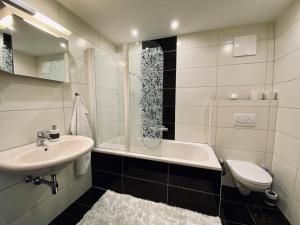 Et badeværelse på Luxuriöses und modernes Apartment zum Wohlfühlen