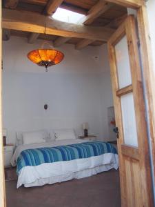 um quarto com uma cama num quarto com uma luz em Hosteria Villa Cardon em Cachí