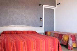 アジェーロラにあるCasa Palomaのベッドルーム1室(ベッド2台、鏡付)