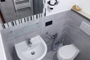 アジェーロラにあるCasa Palomaのバスルーム(白い洗面台、トイレ付)