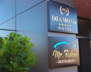 普里什蒂納的住宿－Hotel Diamond Prishtina，植物旁酒店标志