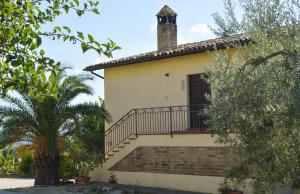 ein Haus mit einer Treppe, die zu einer Tür führt in der Unterkunft Cardinal Girolamo in Montefalco