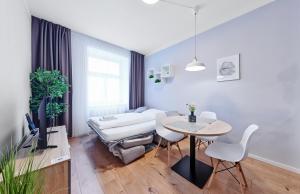 Postel nebo postele na pokoji v ubytování HONEST Smichov