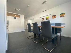 una sala de conferencias con mesa y sillas en Ferienwohnung Wohlfühlen, en Schmallenberg