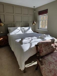 a bedroom with a large bed with towels on it at Stylish Stamford Central, Free Parking in Stamford