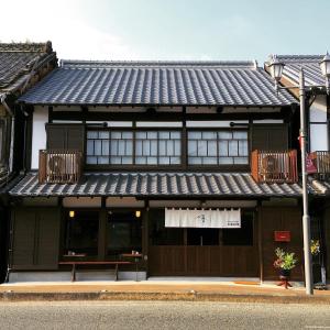 ein Gebäude mit einem schwarz-weißen Gebäude in der Unterkunft Hostel&Cafe Farolito in Ukiha