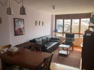 フォルミガルにあるSki & relax Apartmentのリビングルーム(ソファ、テーブル付)