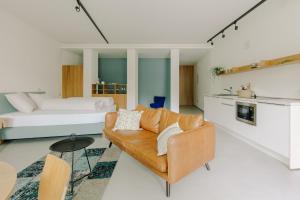 a living room with a couch and a bed at La Villetta 17 Ruhige, moderne Appartements in Lana in Lana