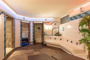 een badkamer met een bad en een wastafel bij Haus Manfred in Sölden