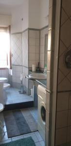 une salle de bain avec une machine à laver et un lavabo dans l'établissement Casa Vacanze Carla, à Frascati 10 autres photos