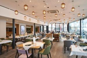 Reštaurácia alebo iné gastronomické zariadenie v ubytovaní Mountains Hotel + 37 fotografií