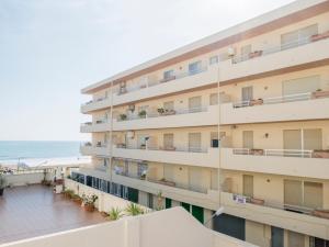 a building with the beach in the background at Apartamentos Irta Playa in Alcossebre