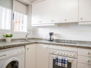 Kuchnia lub aneks kuchenny w obiekcie Apartamentos Irta Playa