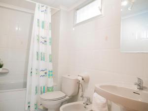 Łazienka w obiekcie Apartamentos Irta Playa