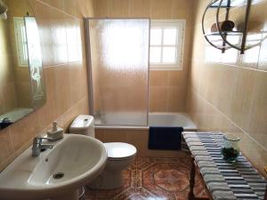 Łazienka w obiekcie Apartamentos Orzola