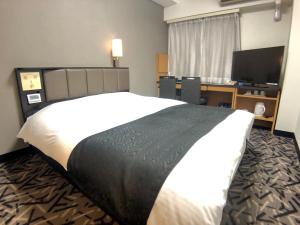 Kama o mga kama sa kuwarto sa APA Hotel Machidaeki-Higashi