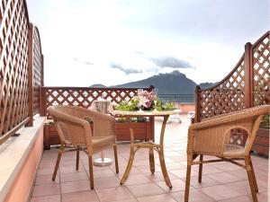 patio con mesa y sillas en el balcón en Hotel Panorama Ristorante ***S, en Torri del Benaco