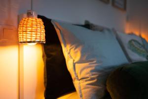 eine Lampe neben einer Couch mit Kissen in der Unterkunft Art District - POP & ROCK Apartments in Porto