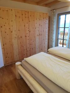 A bed or beds in a room at Chalet Niederhaushof