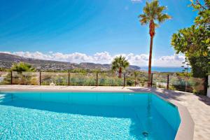 テウラーダにあるSuerte - sea view villa with private pool in Morairaの海の景色を望むスイミングプール