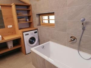 A bathroom at Chalet Niederhaushof Még 37 kép
