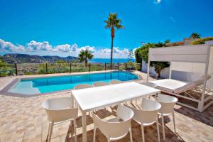Bazén v ubytování Suerte - sea view villa with private pool in Moraira nebo v jeho okolí