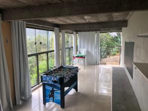 um quarto com uma mesa de matraquilhos em frente a uma janela em Lindo Chalé em Campinho Domingos Martins em Domingos Martins