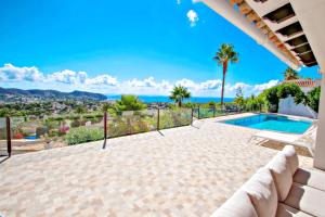 Bazén v ubytování Suerte - sea view villa with private pool in Moraira nebo v jeho okolí