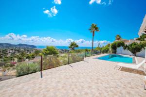テウラーダにあるSuerte - sea view villa with private pool in Morairaの海の景色を望むヴィラ(スイミングプール付)