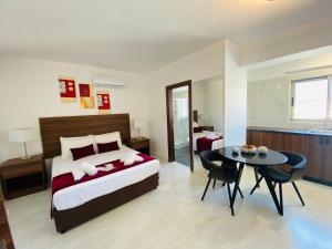 Кровать или кровати в номере Eleonora Hotel Apartments