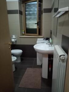 ein Bad mit einem Waschbecken, einem WC und einem Fenster in der Unterkunft B&B SAN NAZZARO in Monteroduni