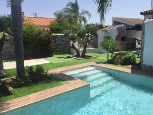 ein Schwimmbad in einem Hof neben einem Haus in der Unterkunft Casa Ananda y Casa Rengue in Conil de la Frontera