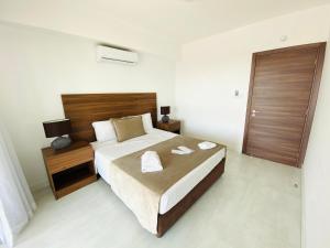 Кровать или кровати в номере Eleonora Hotel Apartments