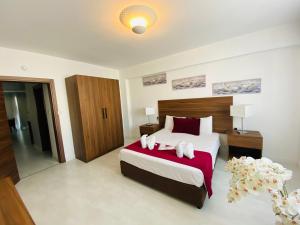 Кровать или кровати в номере Eleonora Hotel Apartments