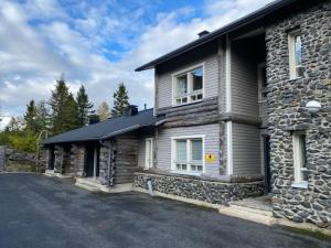 a stone house with aphalt at Tunturi Panorama Iso-Syöte in Syöte