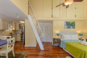 Ein Bett oder Betten in einem Zimmer der Unterkunft Key West Villas