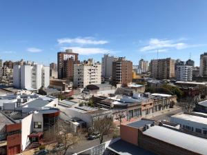 vistas a una ciudad con edificios altos en Apartamento Pacifico Suites Centro en Bahía Blanca