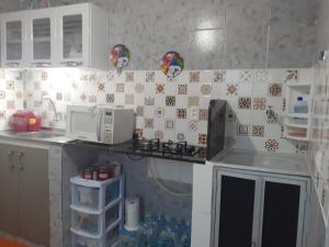 a small kitchen with a sink and a microwave at Apartamento Centro de Convenções in Recife