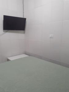 a white room with a tv on a wall at Apartamento Centro de Convenções in Recife