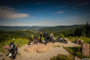 eine Gruppe von Menschen, die mit Motorrädern auf einem Hügel stehen in der Unterkunft Landgasthof Anker in Simmersfeld