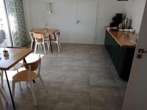 una cocina con mesas y sillas en una habitación en Willa Wiślana, en Sandomierz