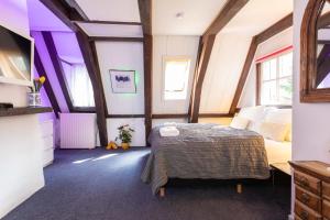 um quarto com uma cama num quarto com tectos roxos em Tulip of Amsterdam em Amsterdã