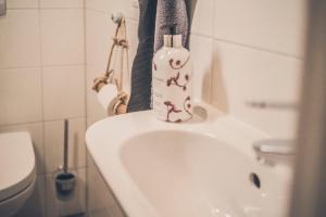 un lavandino in bagno con una bottiglia di sapone di Stadtblick a Lüneburg