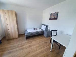 Habitación pequeña con cama y mesa en Gästehaus am Heuss-Platz en Erlangen