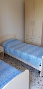 a bedroom with two beds and a cabinet at LE ZAGARE abit SOLE a 5 minuti a piedi dal mare e dal centro in Formia