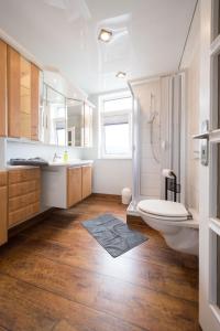 une salle de bains avec toilettes et lavabo dans l'établissement Weitblick-Ferienwohnung, à Eisenach 12 autres photos