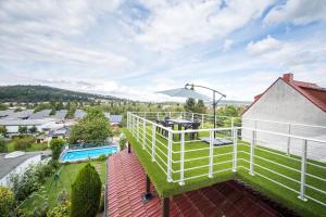 une vue aérienne d'une maison avec un patio et une piscine dans l'établissement Weitblick-Ferienwohnung, à Eisenach