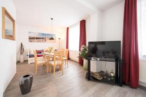 un salon avec une table et une salle à manger dans l'établissement Weitblick-Ferienwohnung, à Eisenach