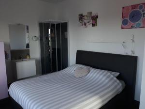 um quarto com uma cama com um edredão preto e branco em Villa Marco 176 em Cerexhe-Heuseux