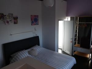 - une petite chambre avec un lit et un réfrigérateur dans l'établissement Villa Marco 176, à Cerexhe-Heuseux